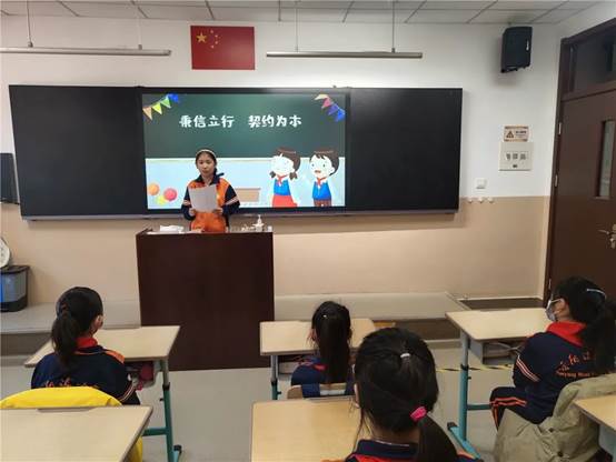 人们在电视前
描述已自动生成